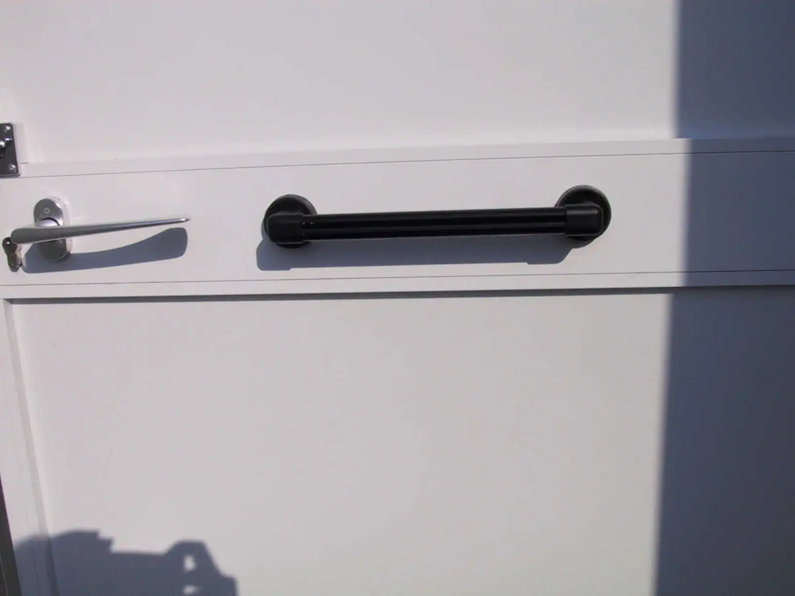 mozgássérült mosdó konténer ajtóbehúzó